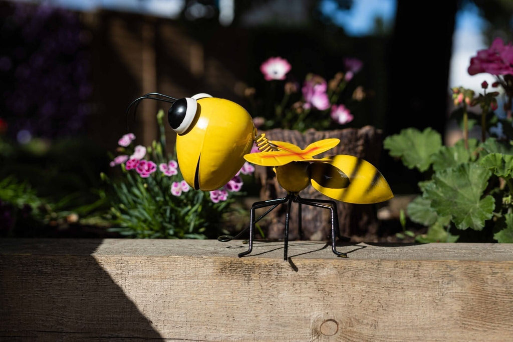Hanging Garden Metal Bee Ornament Wall Clinger