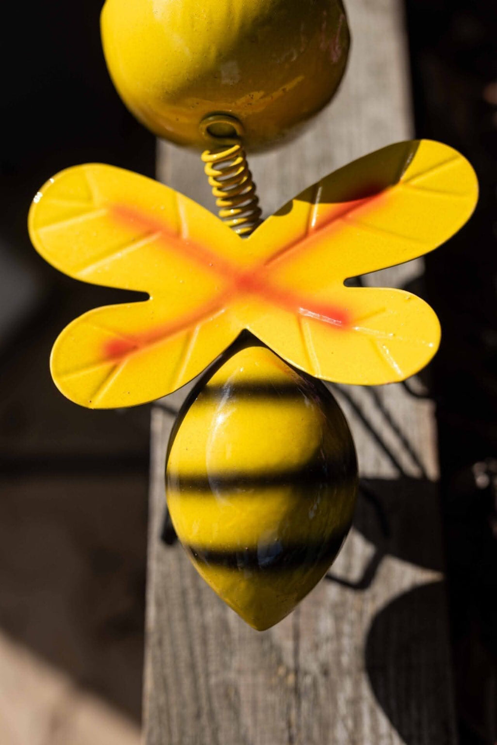 Hanging Garden Metal Bee Ornament Wall Clinger