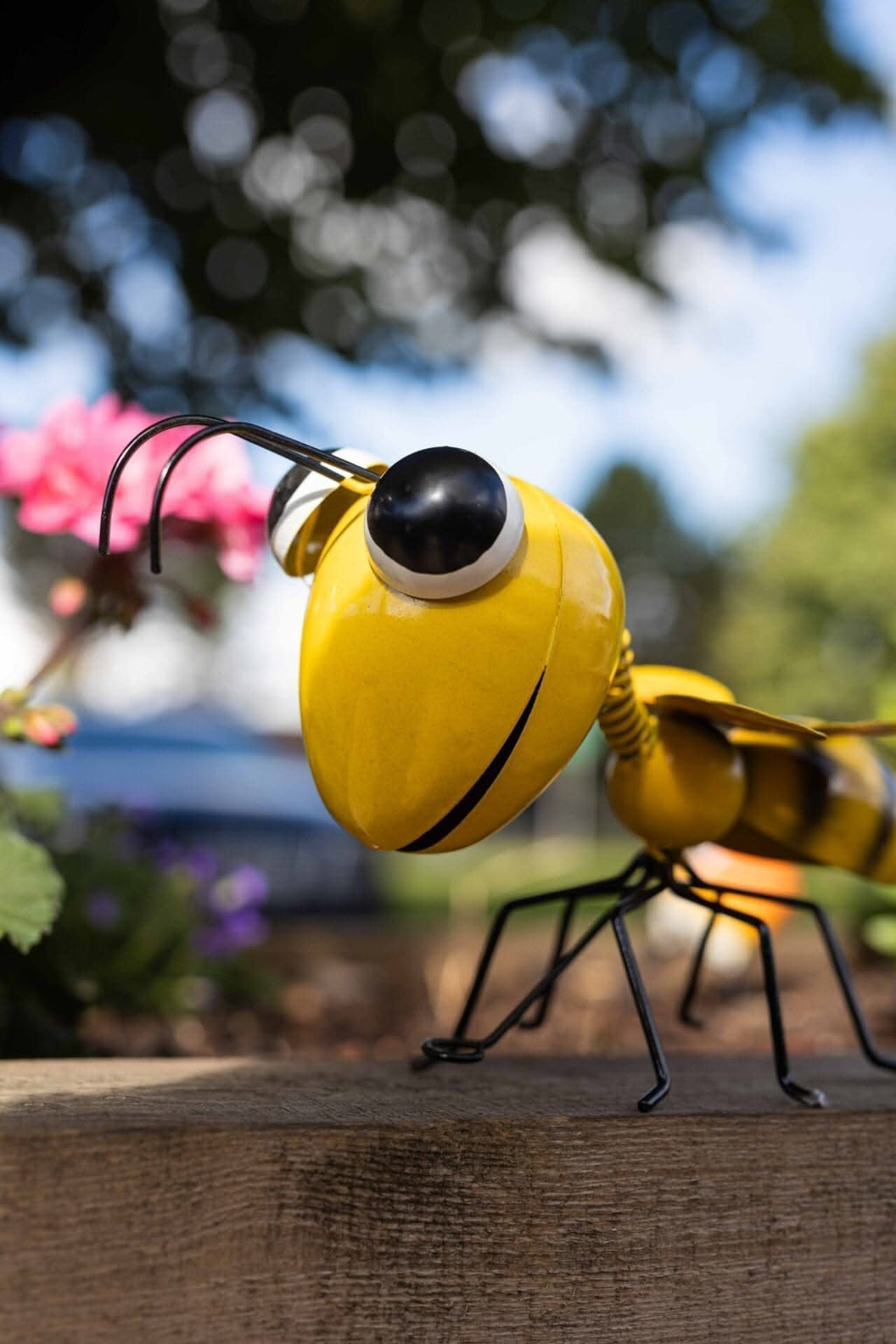 Hanging Garden Metal Bee Ornament Wall Clinger
