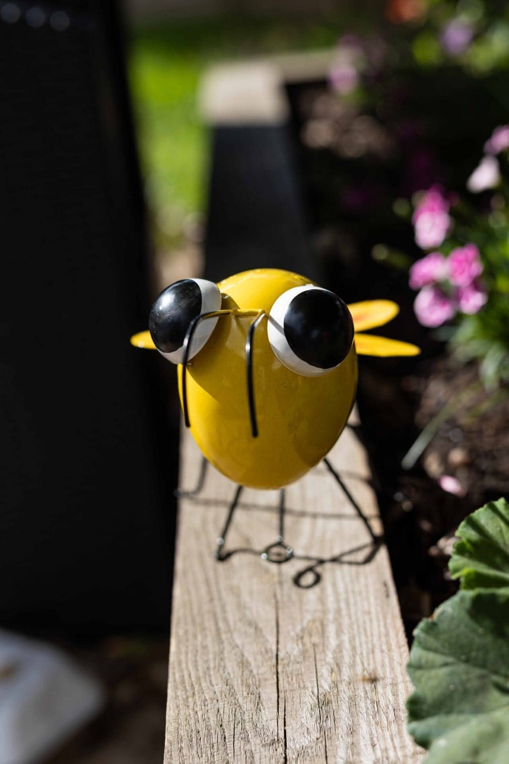 Hanging Garden Metal Bee Ornament Wall Clinger