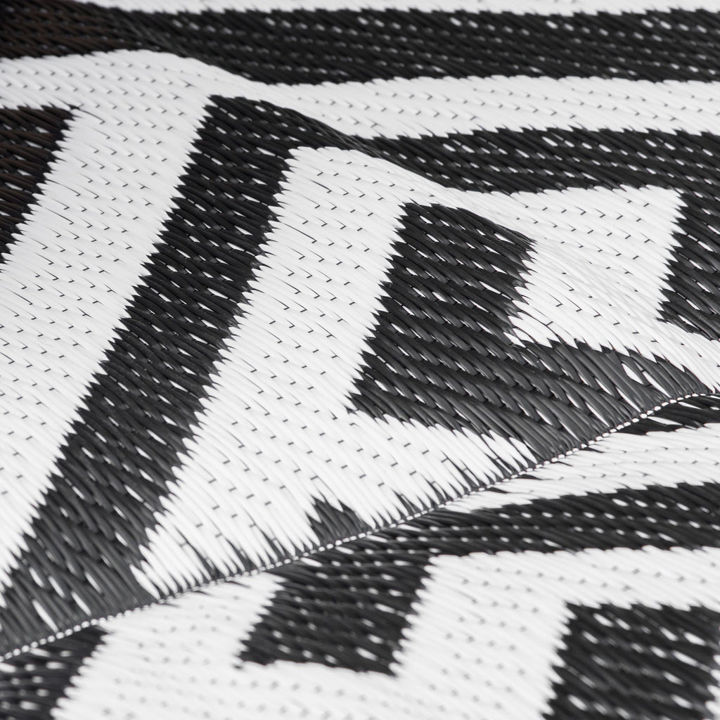 121 x 182 cm (4x6ft) Outdoor Rug Reversible Mat Plastic Straw Rug Portable RV Camping Mat for Garden Deck Picnic Indoor, Black & White