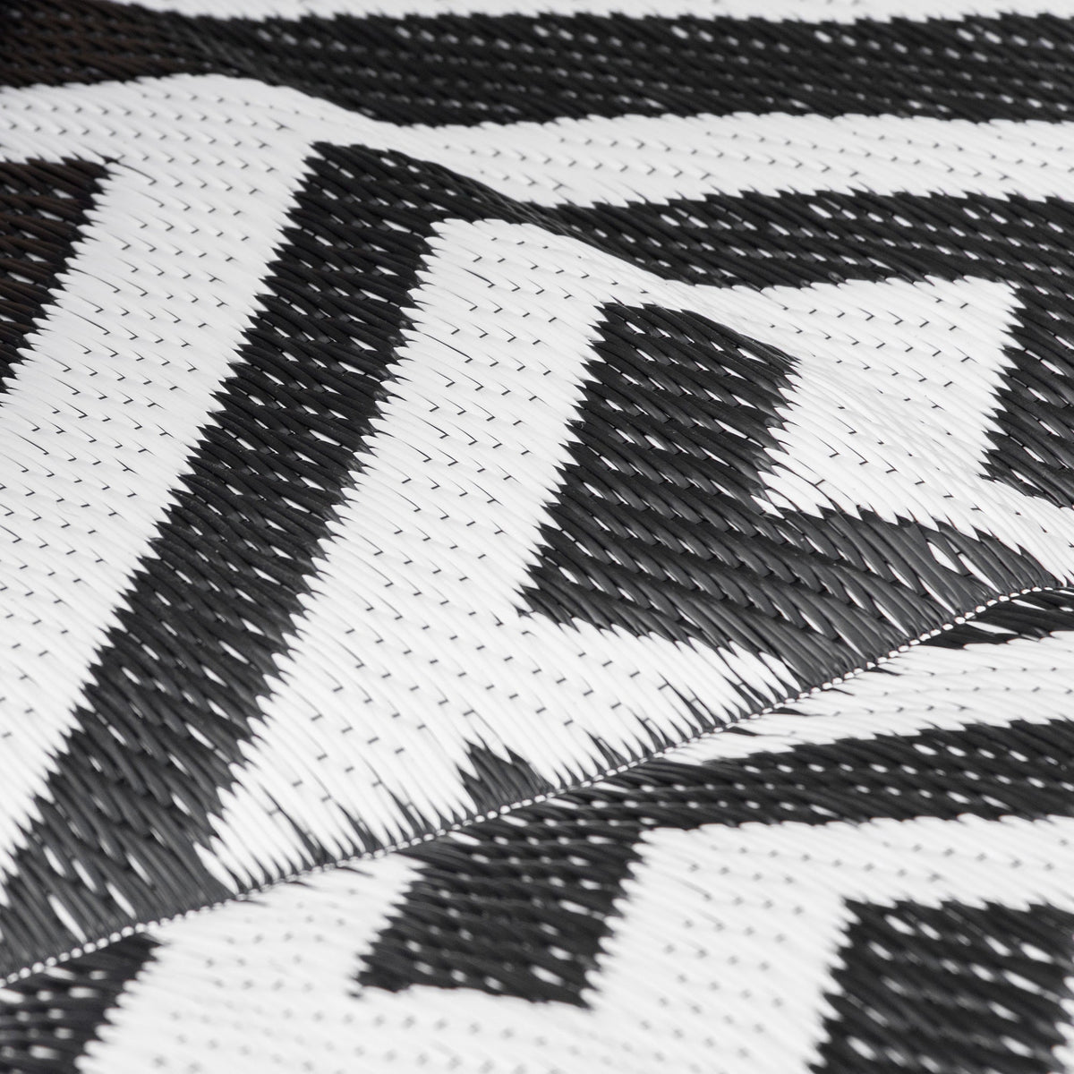 121 x 182 cm (4x6ft) Outdoor Rug Reversible Mat Plastic Straw Rug Portable RV Camping Mat for Garden Deck Picnic Indoor, Black & White