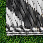 121 x 182 cm (4x6ft) Outdoor Rug Reversible Mat Plastic Straw Rug Portable RV Camping Mat for Garden Deck Picnic Indoor, Black & White