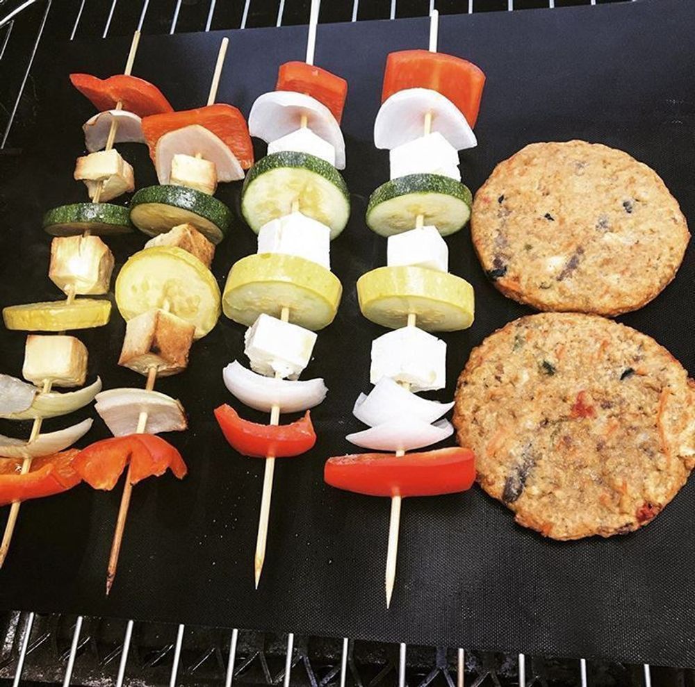 Non-Stick BBQ Grill Mat (40 x 33 cm) - Universal Barbeque Baking Oven Liners Reusable and Dishwasher Safe Indoor Outdoor BBQ Cooking Mats for Charcoal Electric Gas Grill Kitchen Ovens - Black